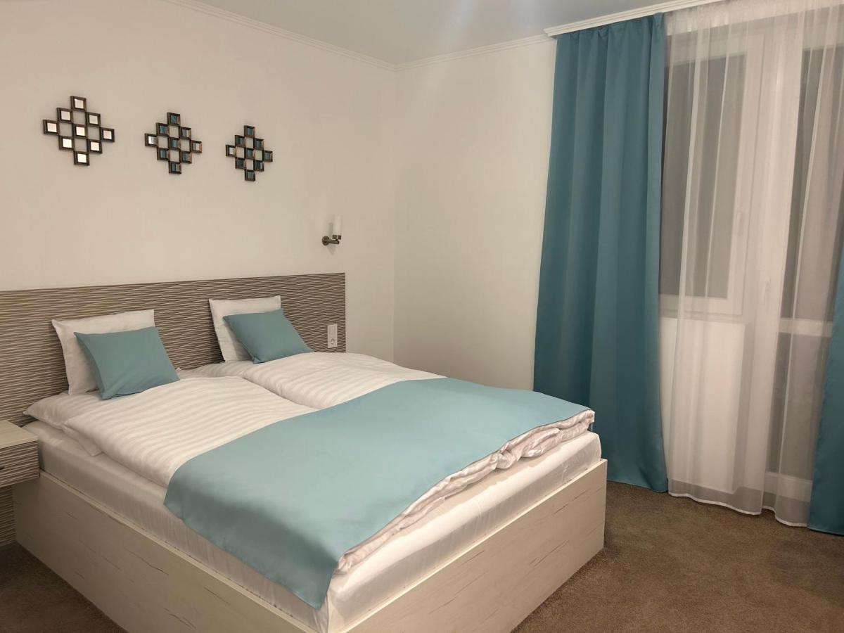 Danelis Hotel Edeleny ภายนอก รูปภาพ