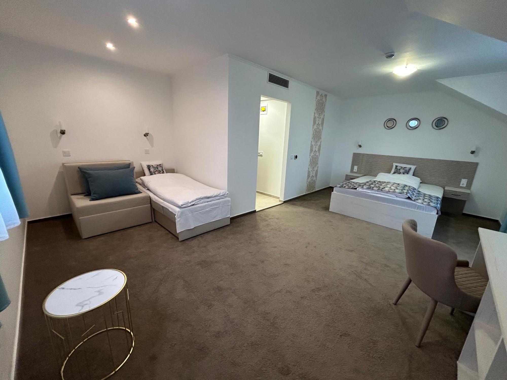 Danelis Hotel Edeleny ภายนอก รูปภาพ
