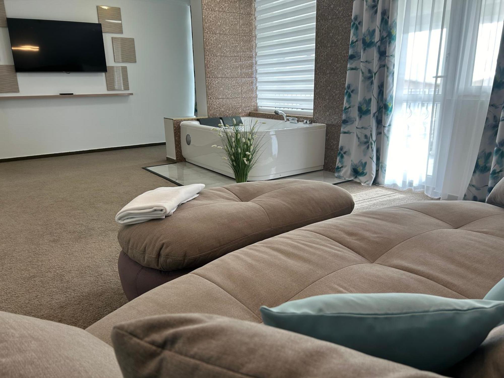 Danelis Hotel Edeleny ภายนอก รูปภาพ