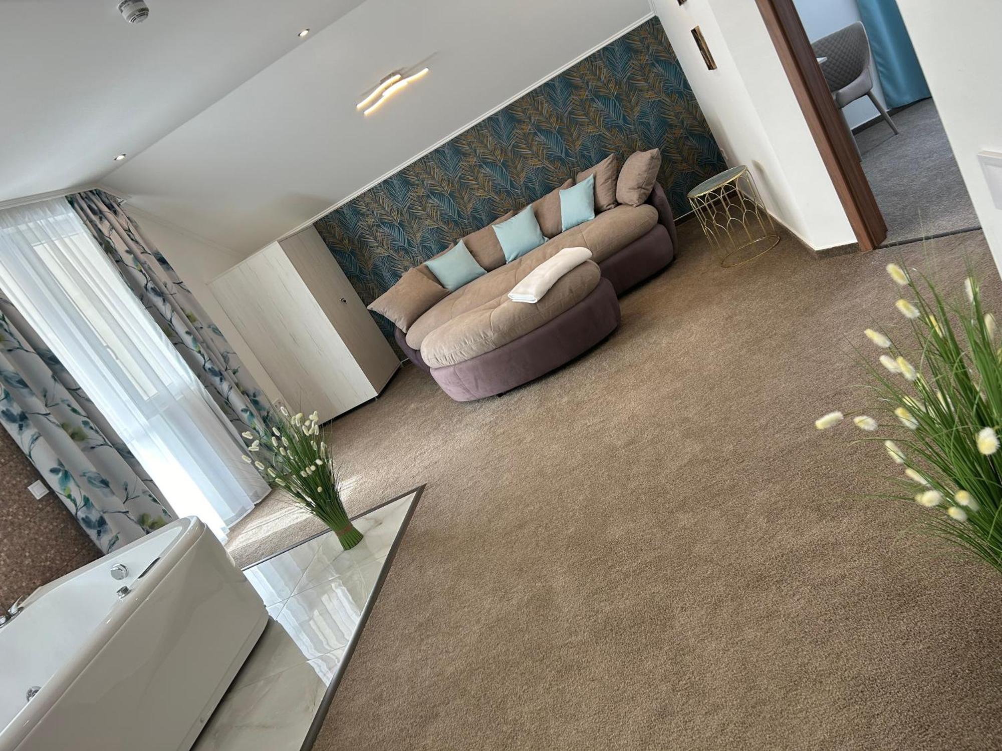 Danelis Hotel Edeleny ภายนอก รูปภาพ