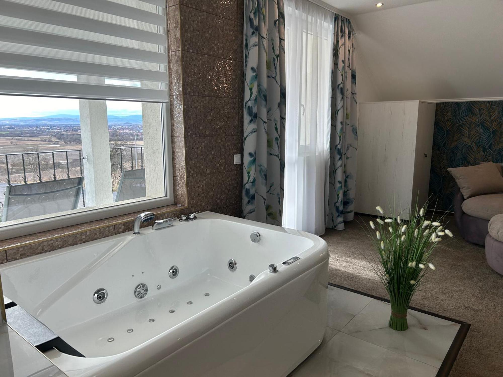 Danelis Hotel Edeleny ภายนอก รูปภาพ