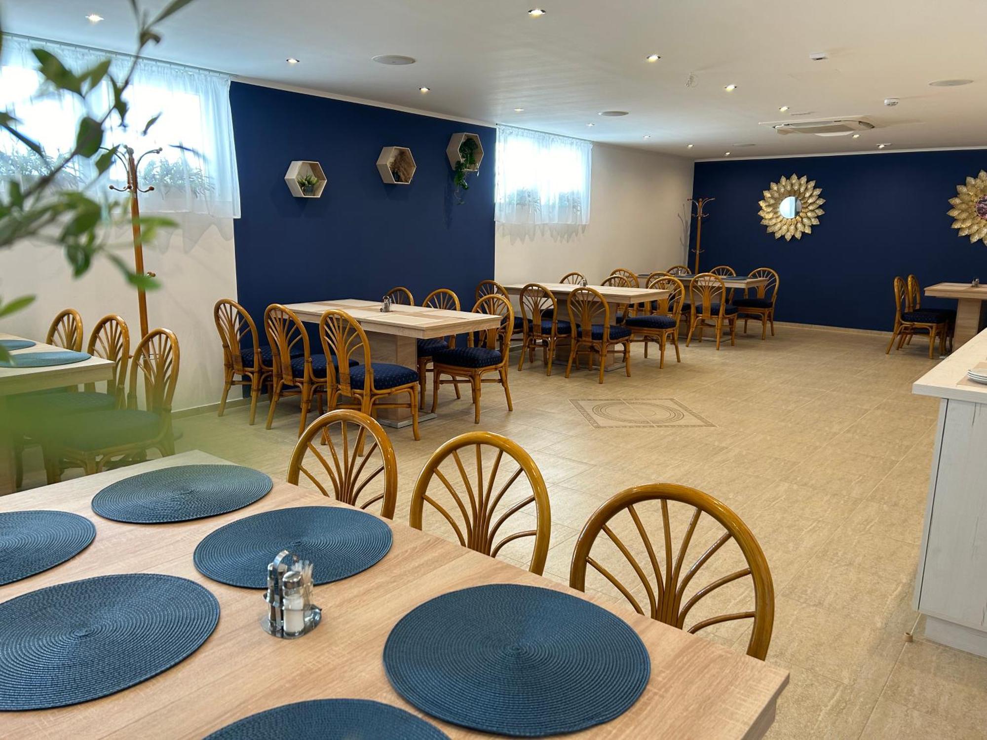 Danelis Hotel Edeleny ภายนอก รูปภาพ