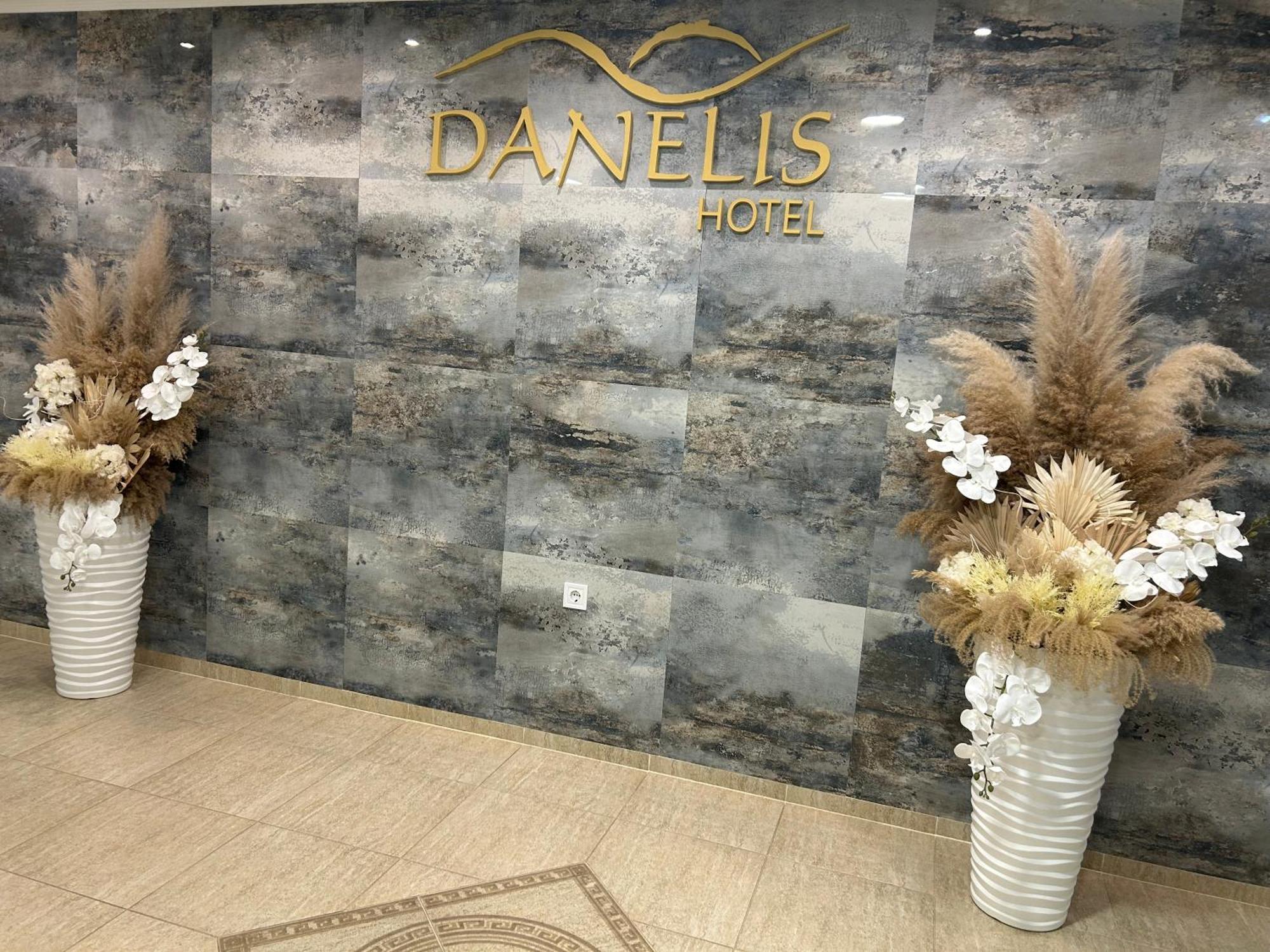 Danelis Hotel Edeleny ภายนอก รูปภาพ