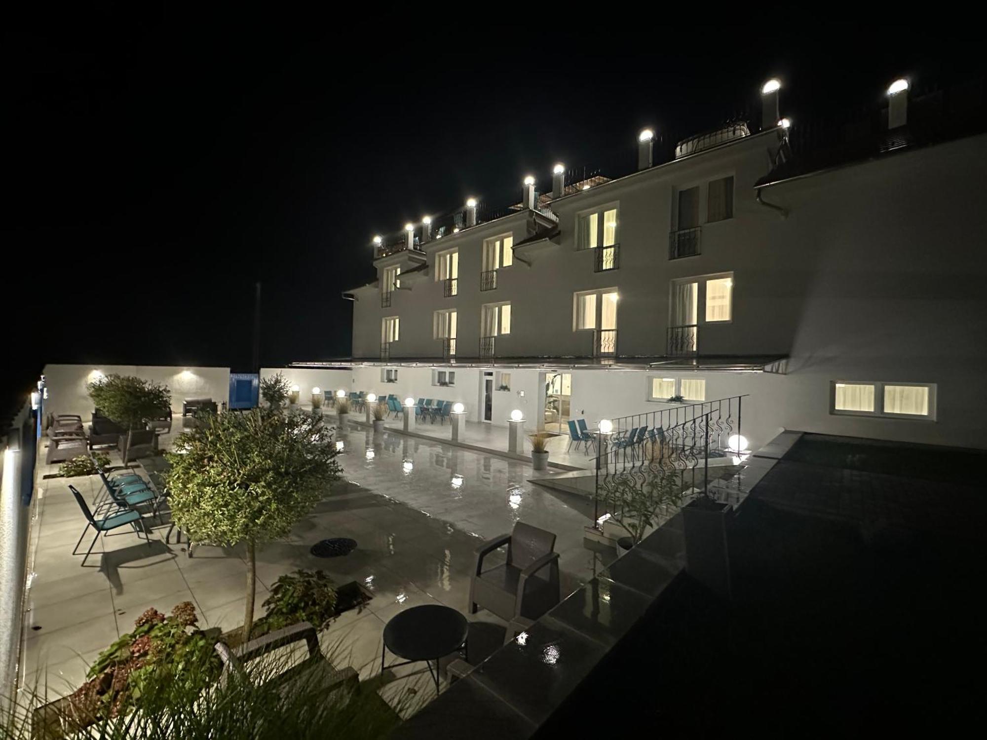 Danelis Hotel Edeleny ภายนอก รูปภาพ